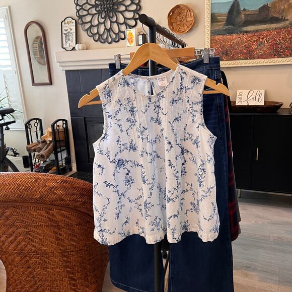 Melrose & Market Blouse Womens Size XS Blue & White Pintuck Floral Sleeveless - Picture 15 of 15